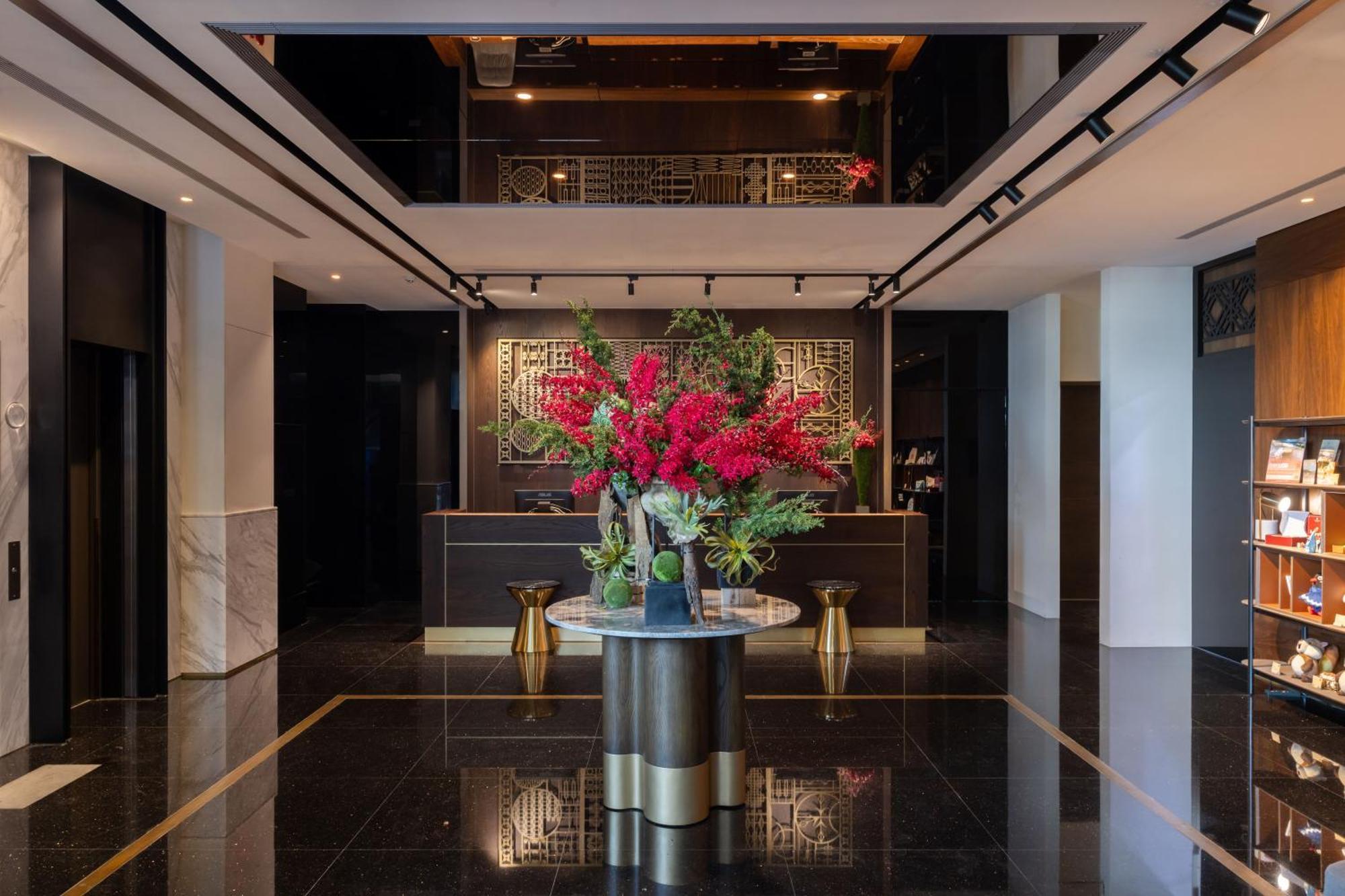 Hotel Voyage Kaohsiung By Cosmos Oasis Exterior foto